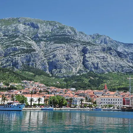 1 Bedroom Amazing In Apartment Makarska
