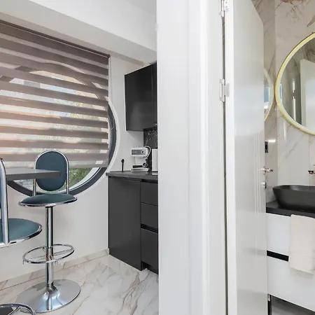 1 Bedroom Amazing In Apartment *